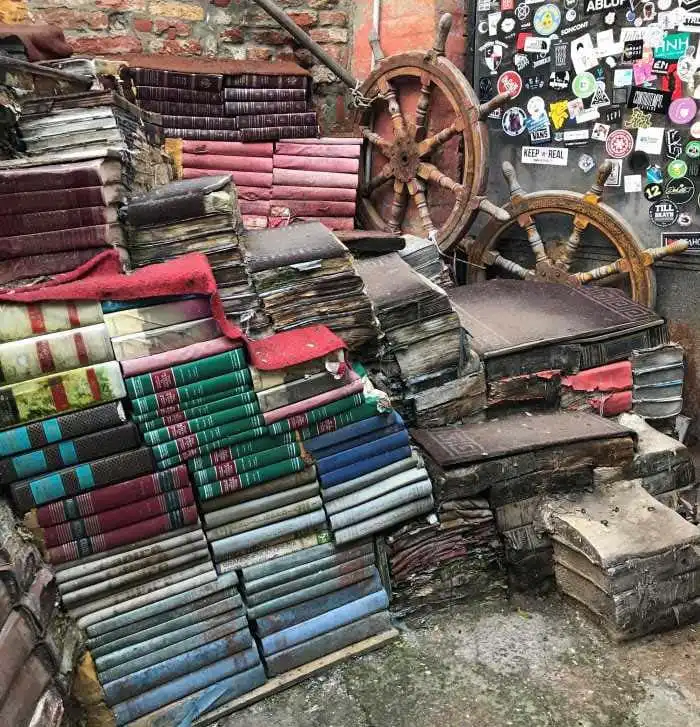 interior libreria acqua alta