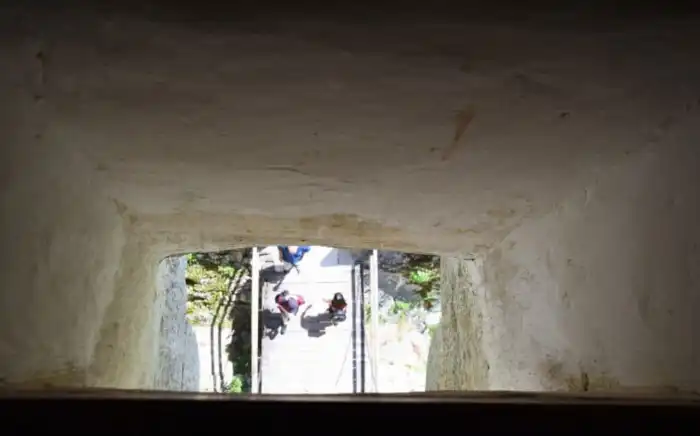 agujero defensivo dentro del castillo