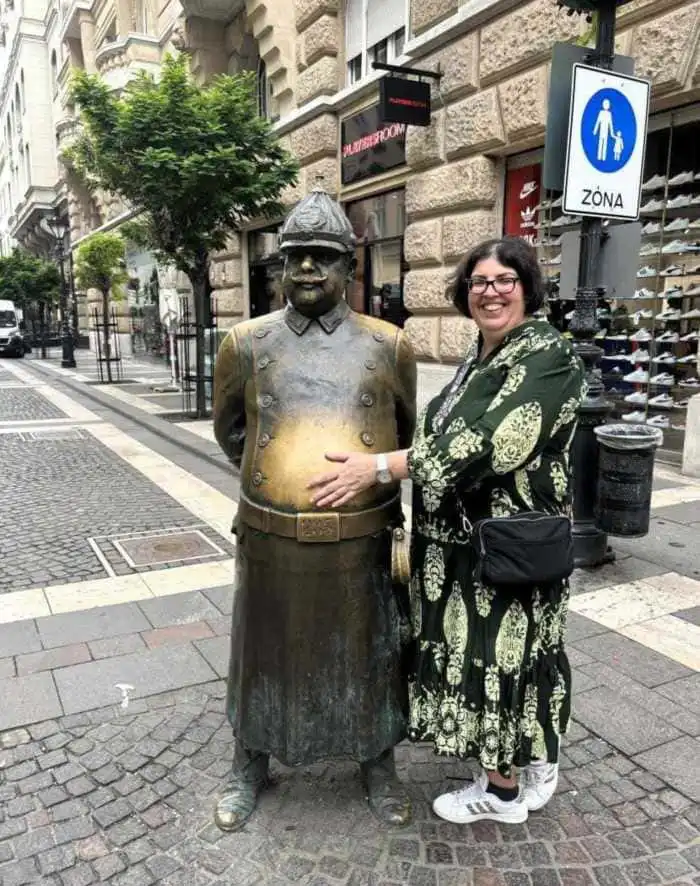 ana de verviajando al lado de la escultura del policia hungaro