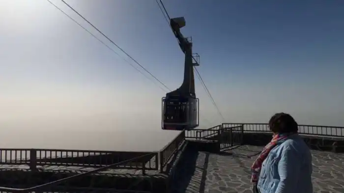 ana en el teide esperando el teleferico