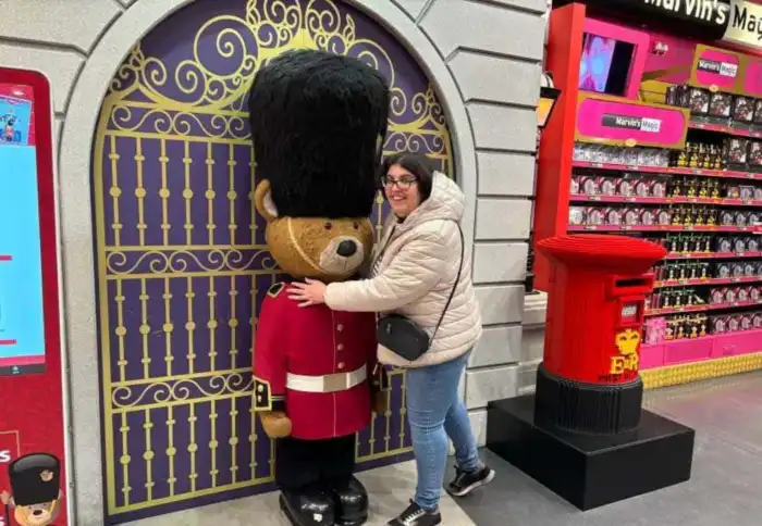 ana dentro de la jugueteria hamleys