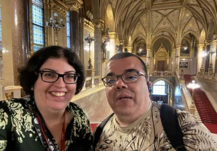 ana y victor de verviajando dentro del parlamento de budapest