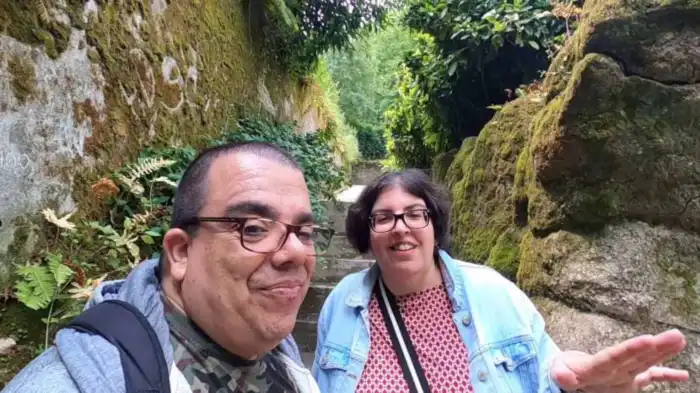 ana y victor de verviajando entrando en la quinta da regaleira