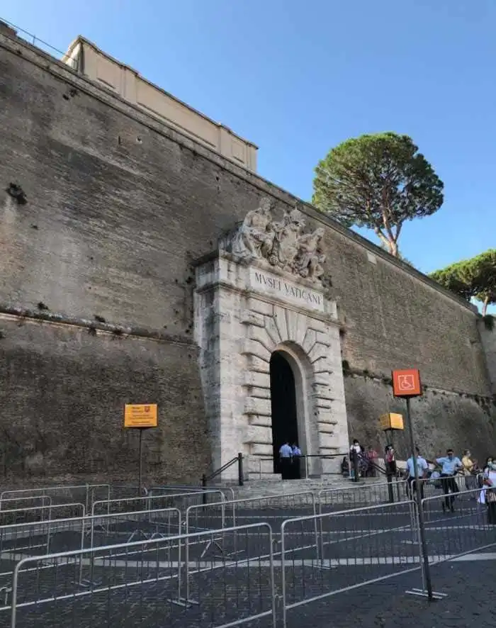 vieja puerta por donde se entraba a los museos vaticanos