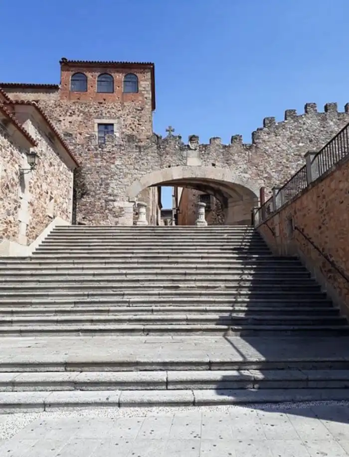 arco de la estrella puerta de entrada a caceres