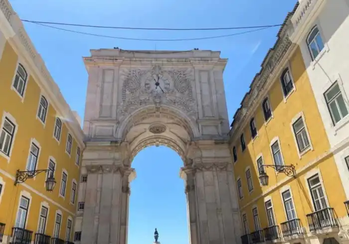imagen frontal arco rua augusta