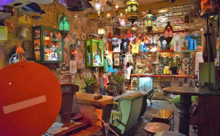 bar ruina szimpla kert por dentro