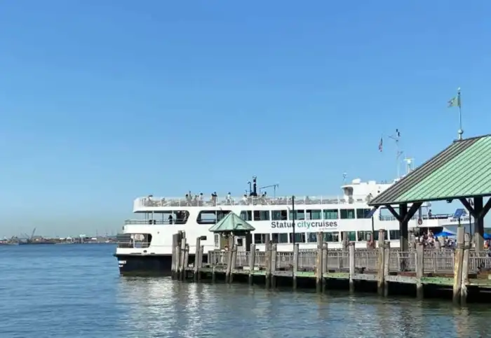 barco que te lleva a visitar la estatua de la libertad