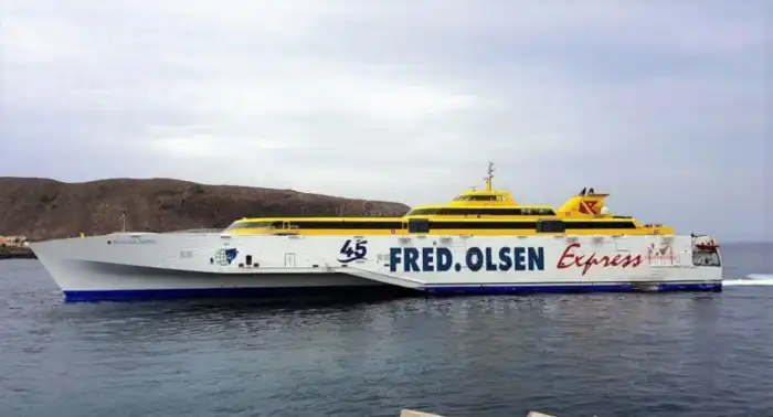 barco navegando fred olsen
