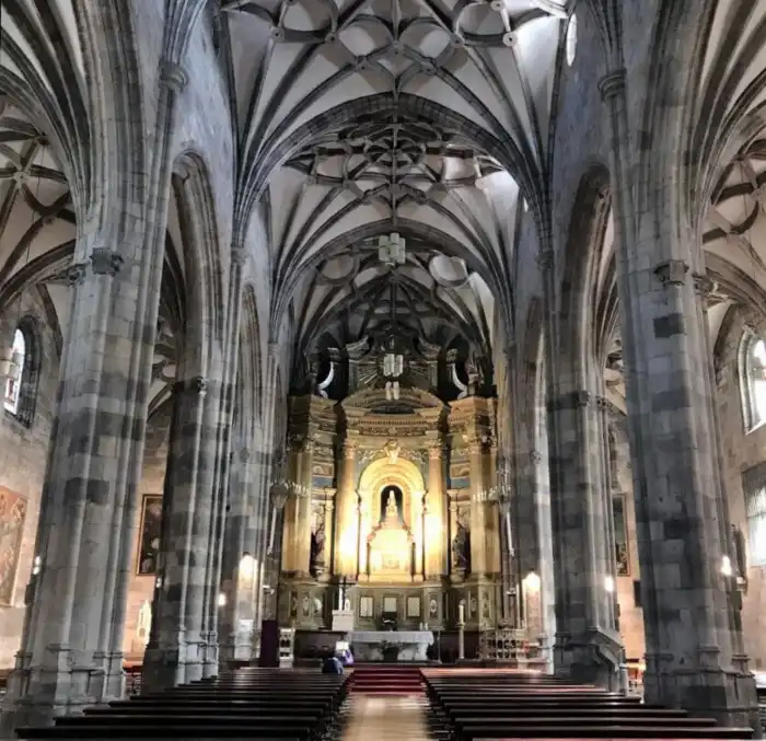 interior basilica de begona