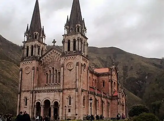exterior basilica de santa maria la real de covadonga