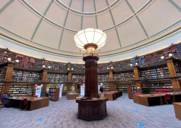 interior biblioteca central de liverpool