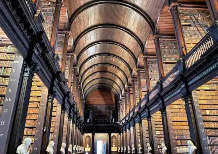 espectacular vista de la biblioteca trinity college en dublin