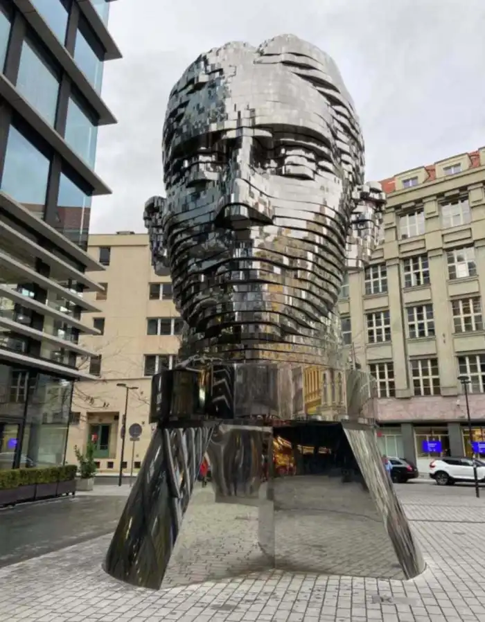 cabeza de kafka al lado del centro comercial quadrio