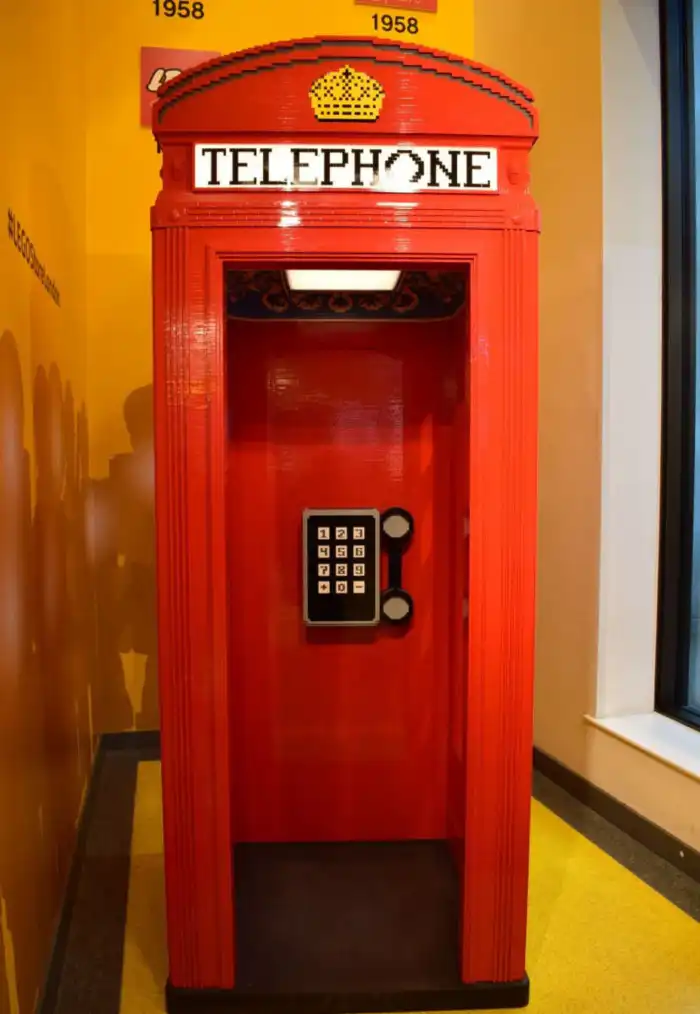 cabina-de-lego en la tienda del mismo nombre