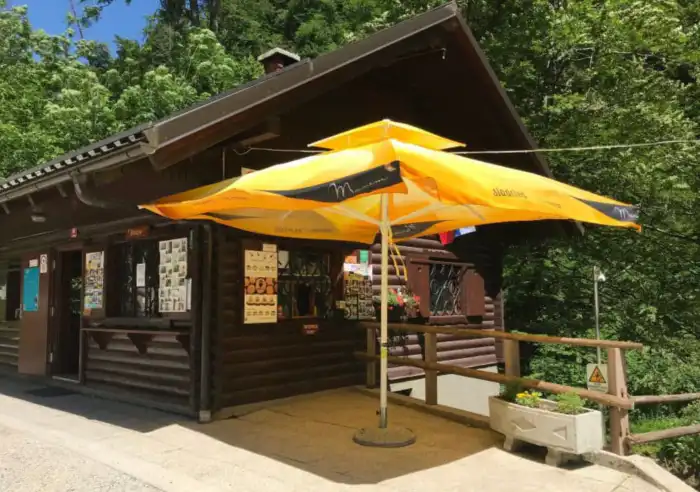cafeteria-en la zona exterior de-vintgar-gorge