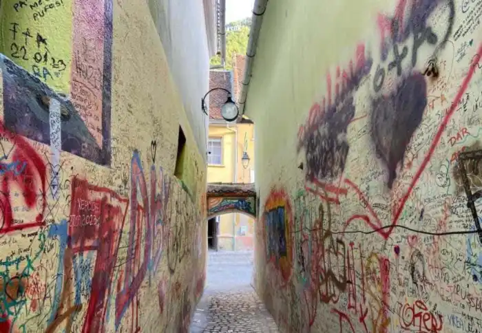 calle sforii la mas estrecha de brasov