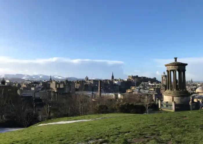 panoramica de edimburgo desde lo alto de calton hill