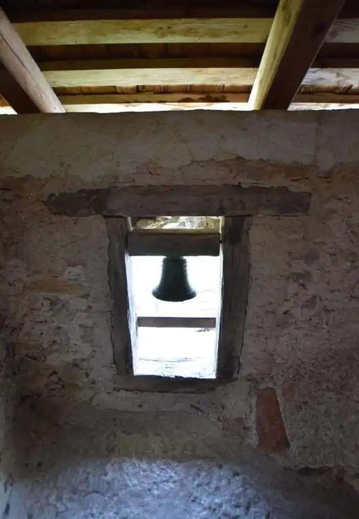 campana de los deseos en el castillo de predjama
