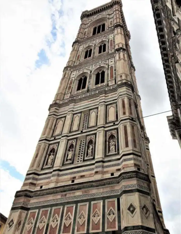 vista desde abajo del campanario di santa maria del fiore