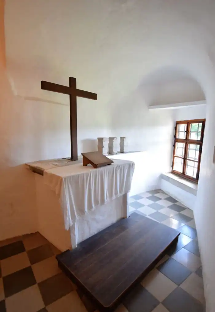 interior castillo de predjama capilla de santa ana