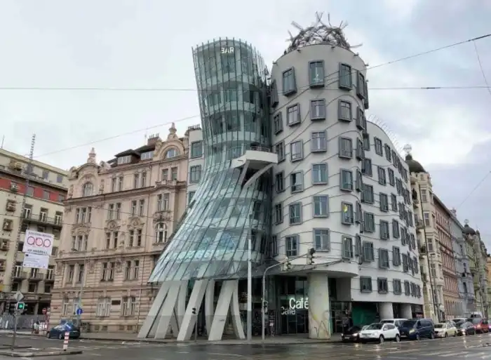 imagen frontal casa danzante de praga