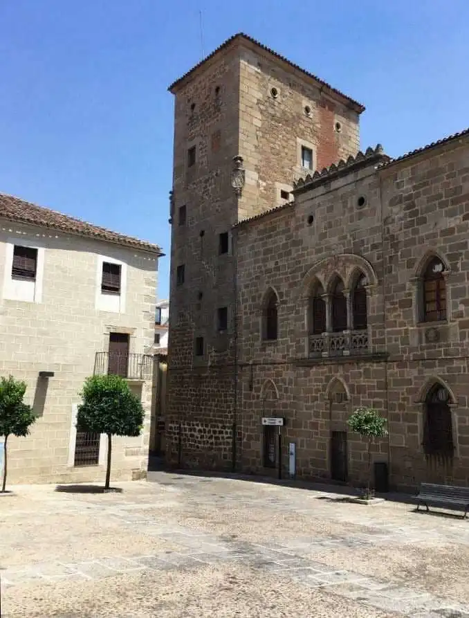 casa de las dos torres palacio de los monroy