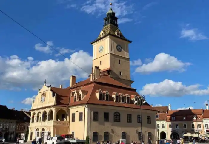 casa sfatului en la plaza del mismo nombre