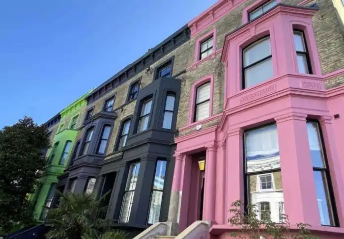 casas de colores del barrio de notting hill