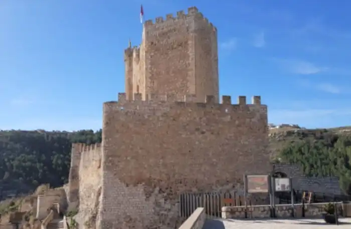 exterior castillo de alcala del jucar