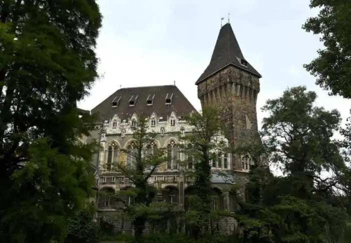castillo vajdahunyad en el parque de la ciudad