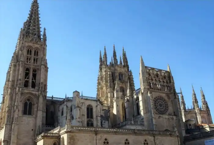 vista lateral de la catedral de burgos