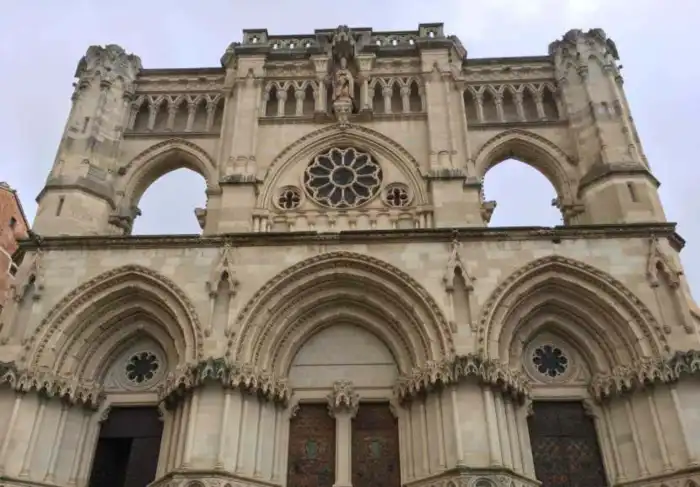 fachada exterior de la catedral de cuenca