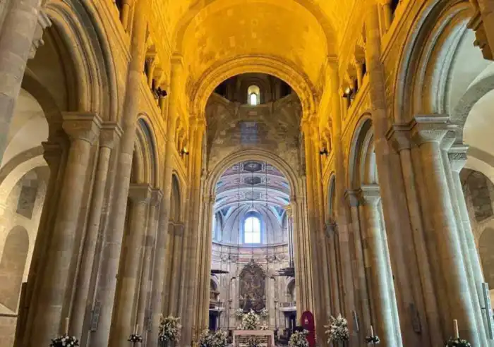 interior catedral de lisboa que puedes ver en tu escapada de tres dias a lisboa