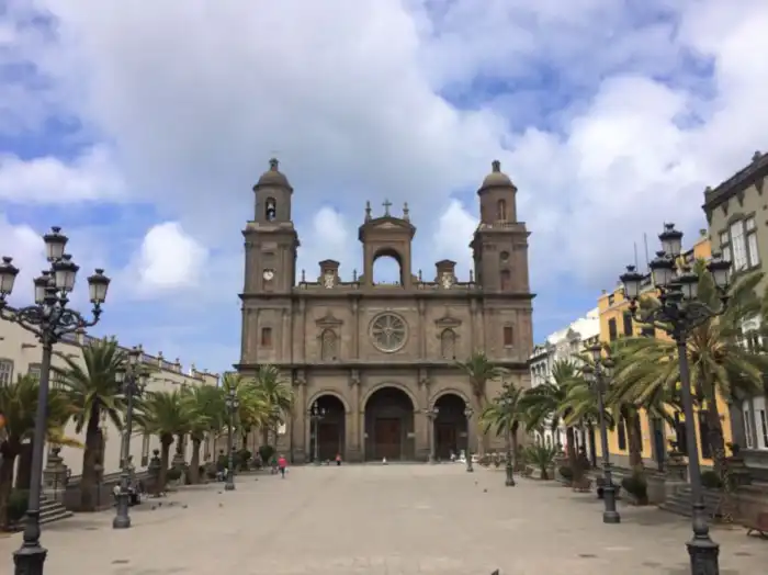 vista frontal catedral de canarias