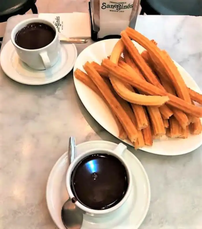 churros y chocolate en la chocolateria-san-gines madrid