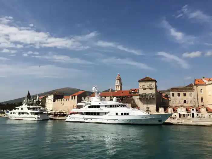 ciudad de trogir desde el mar