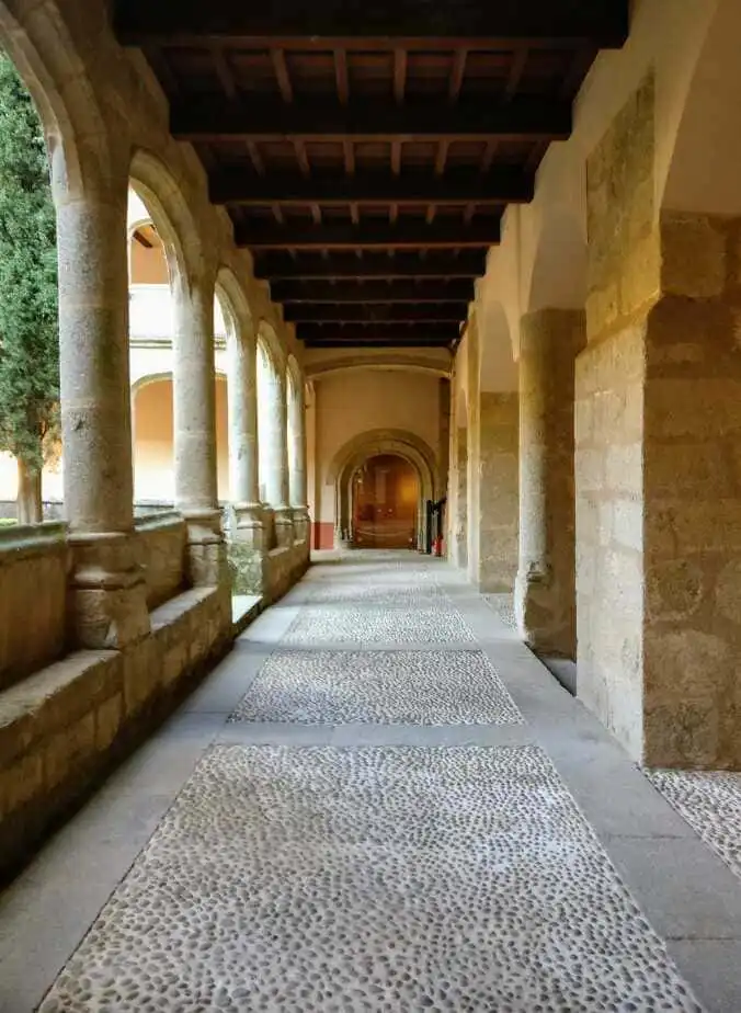 claustro gotico del monasterio de yuste