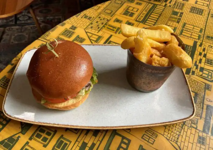 hamburguesa comida en the ship inn