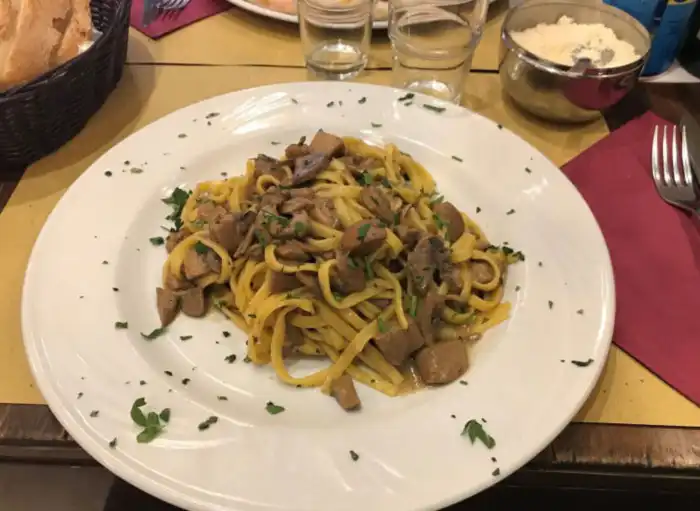 comida en un restaurante en roma