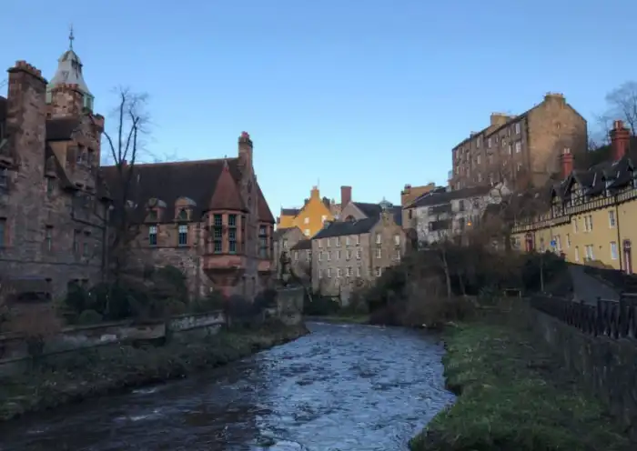 bonita zona dean village para ver en edimburgo