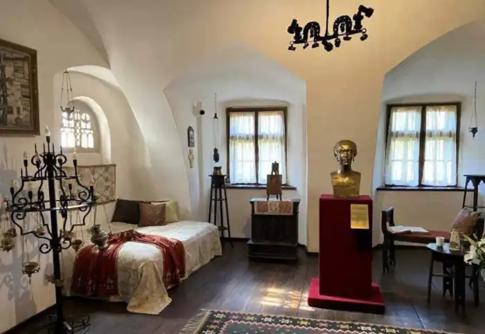 dormitorio reina maria de rumania dentro del castillo