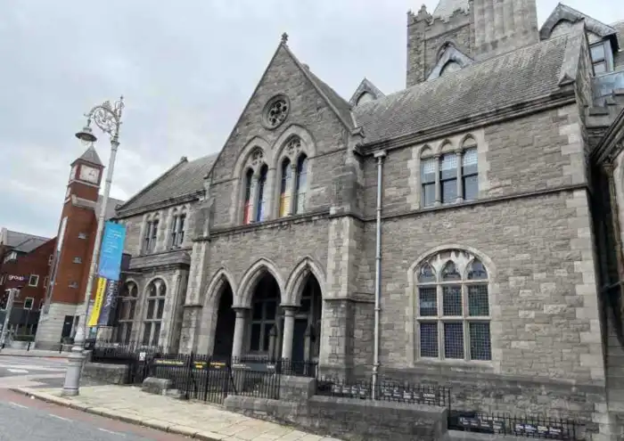 fachada exterior del museo dublinia