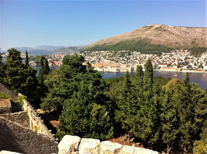 vista de la ciudad de dubrovnik desde lokrum