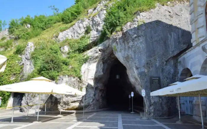 entrada a la cueva postojna en eslovenia