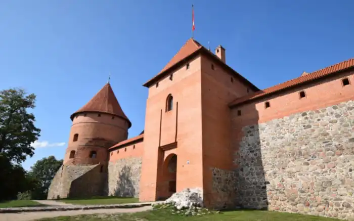 vista lateral de la entrada al castillo de trakai