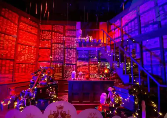 escaparate hamleys con motivos navidenos