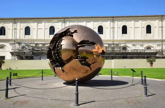 escultura esfera con esfera dentro de los museos