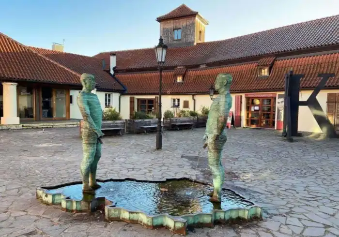 escultura piss en praga