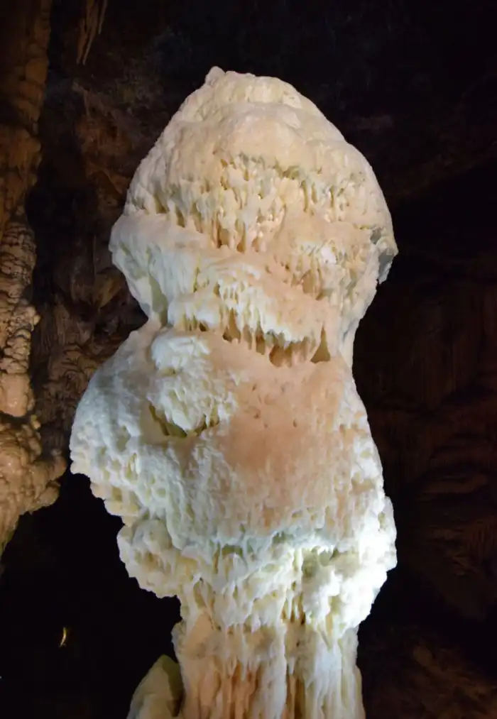 estalactita blanca en la cueva postojna